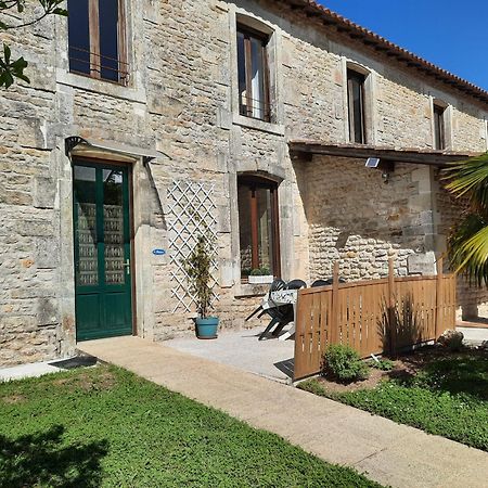 Domaine De Fontsauzine - Gites Et Chambre D'Hotes Genouille  Exteriér fotografie