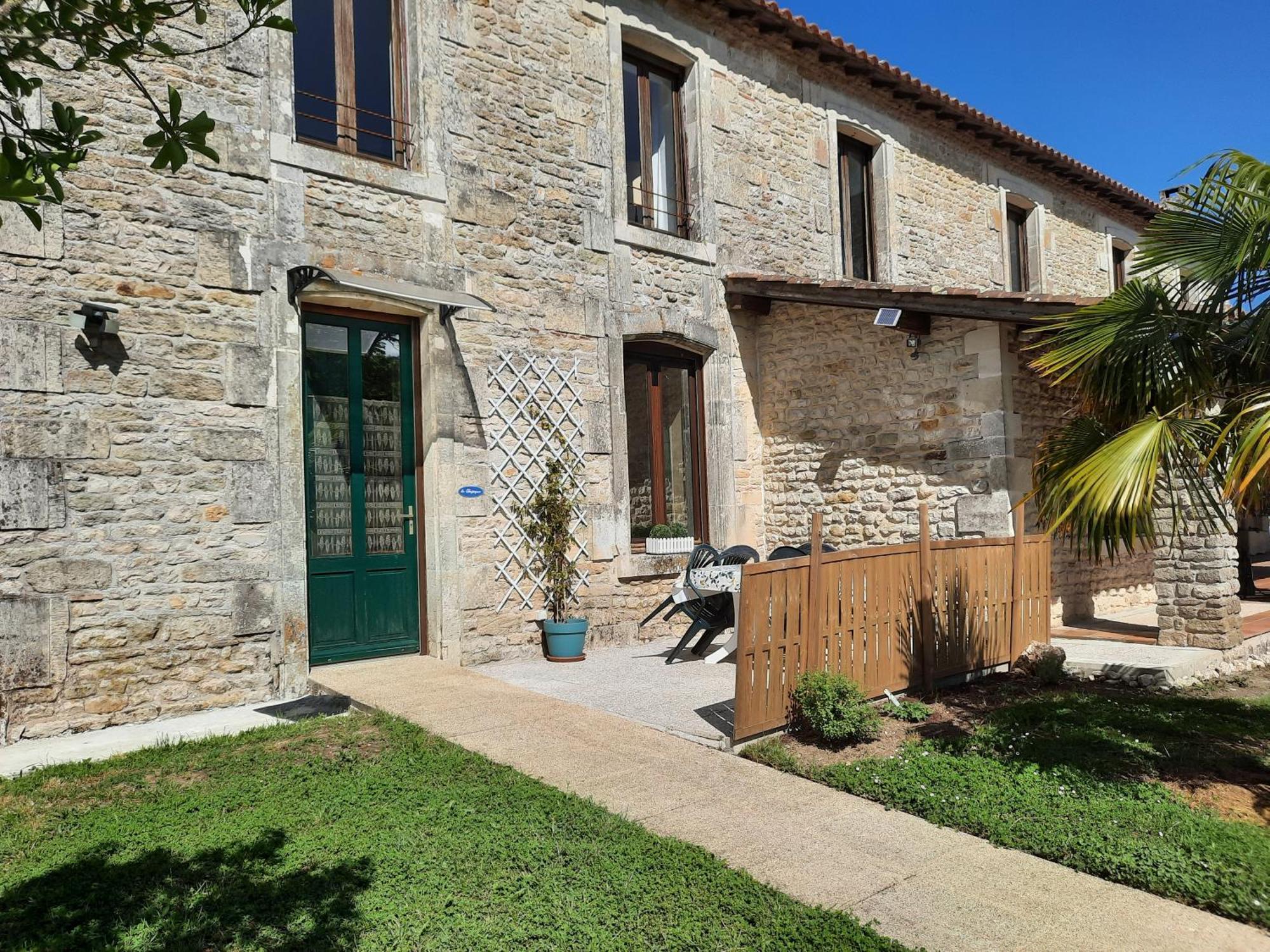 Domaine De Fontsauzine - Gites Et Chambre D'Hotes Genouille  Exteriér fotografie