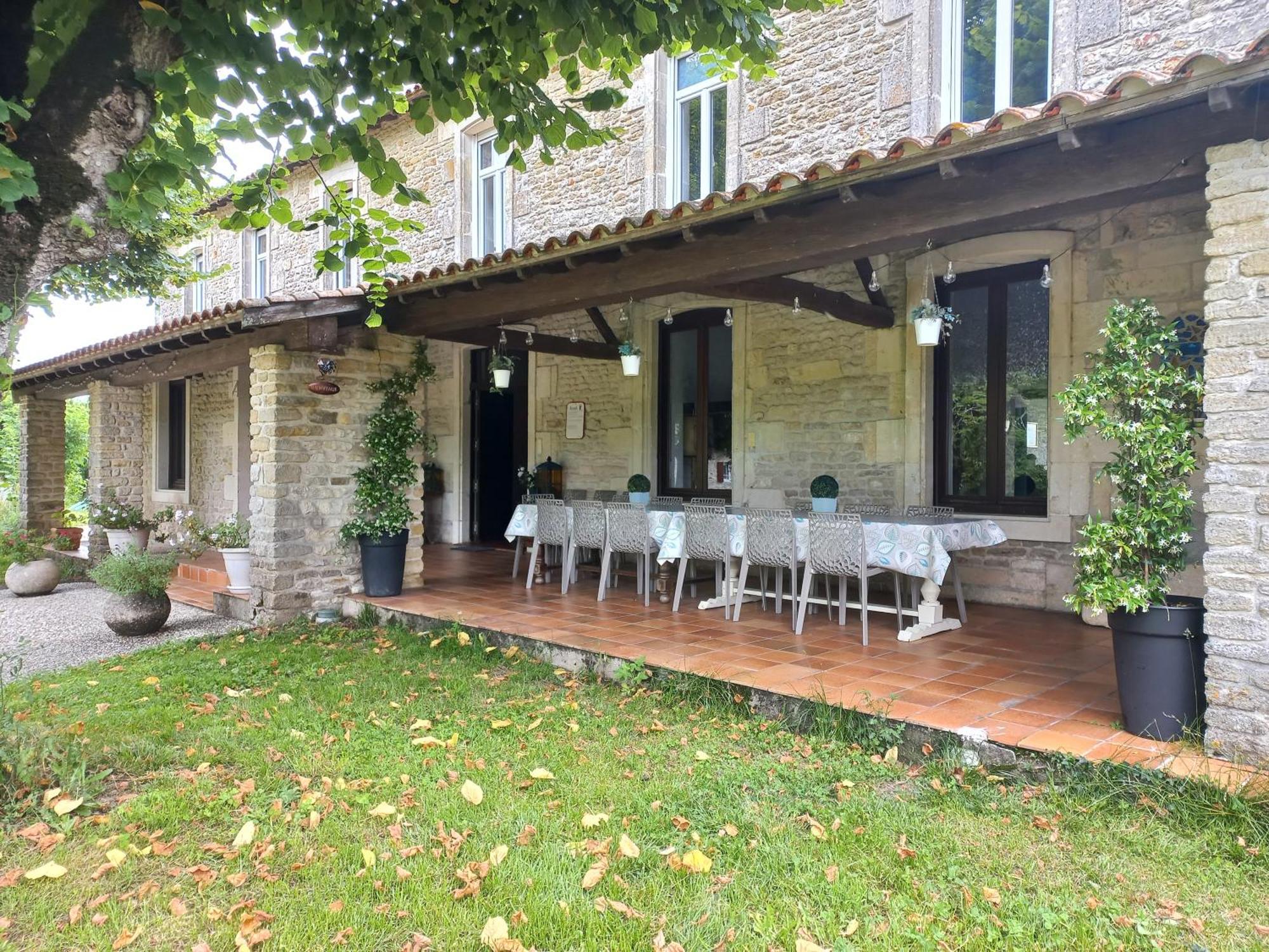 Domaine De Fontsauzine - Gites Et Chambre D'Hotes Genouille  Exteriér fotografie