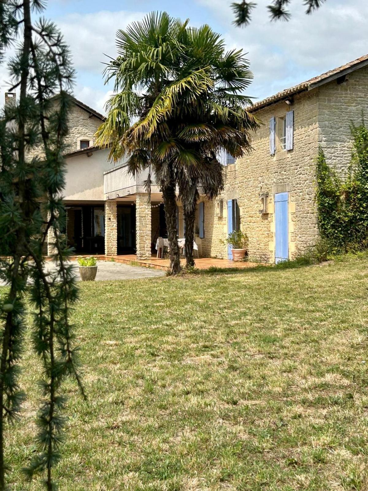 Domaine De Fontsauzine - Gites Et Chambre D'Hotes Genouille  Exteriér fotografie